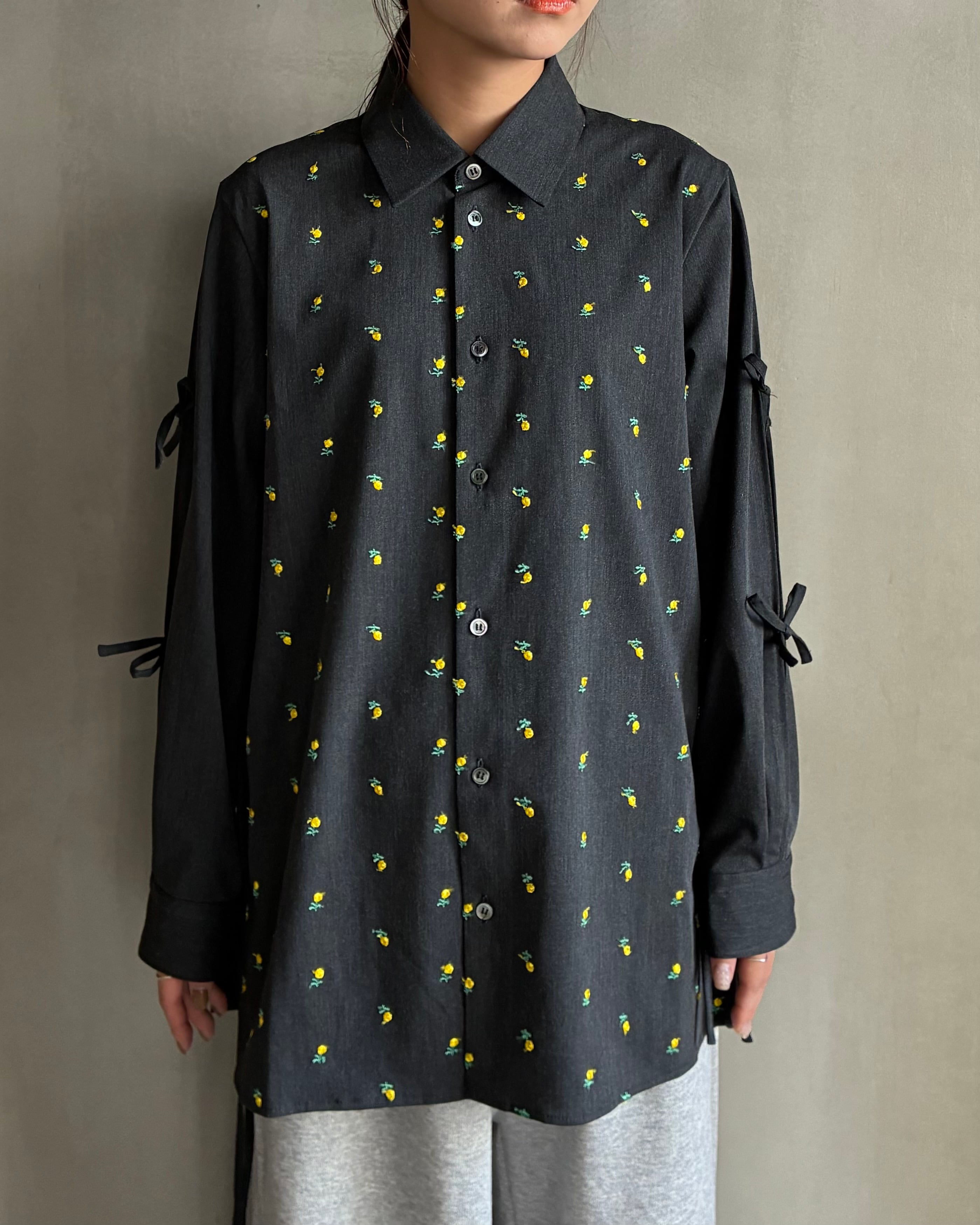 naoki tomizuka【FLOWER EMBROIDERY RIBBON BLOUSE GRAY】