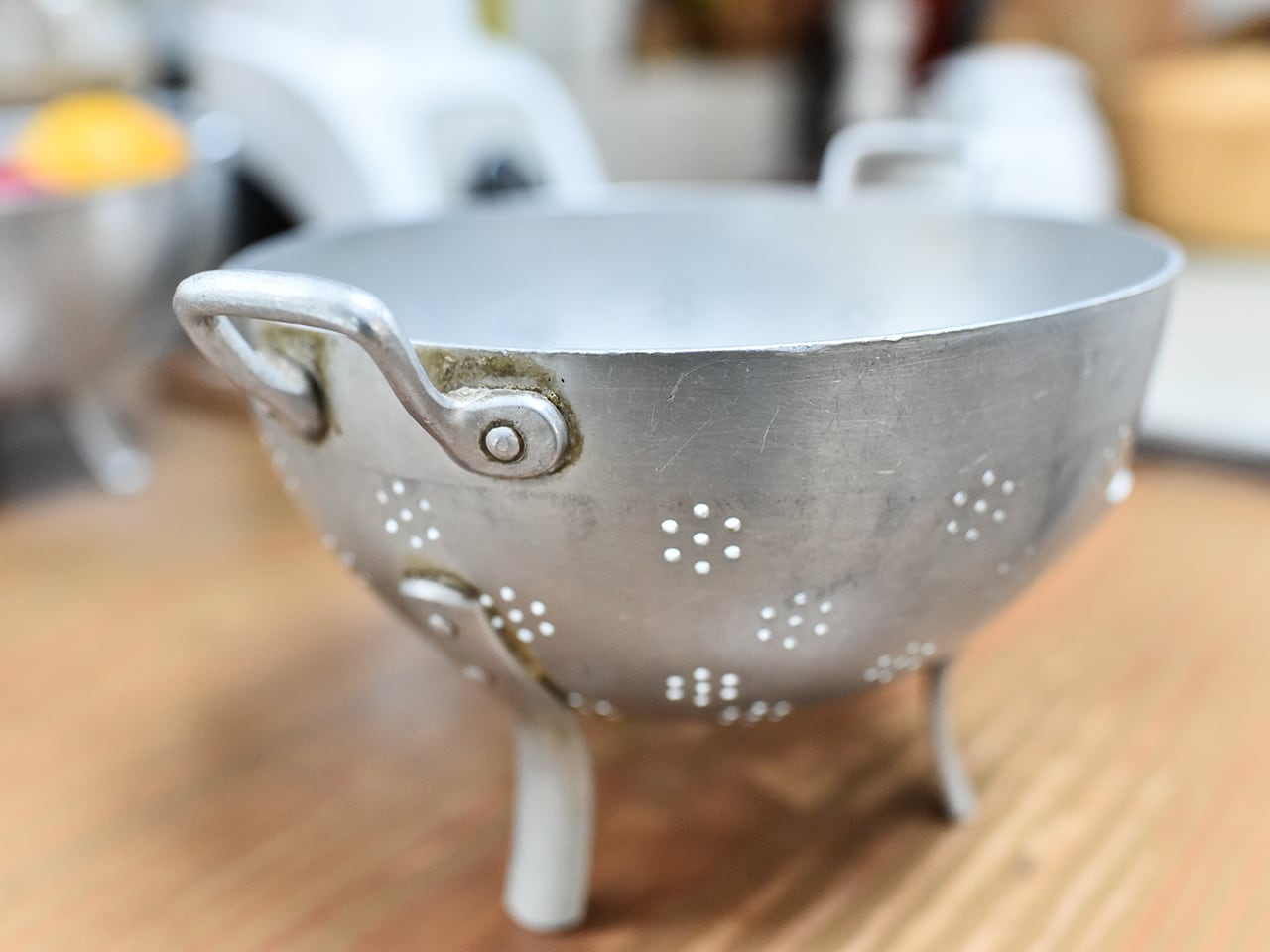 花形の水切り穴が可愛いアルミ製のコランダー フレンチアンティーク
