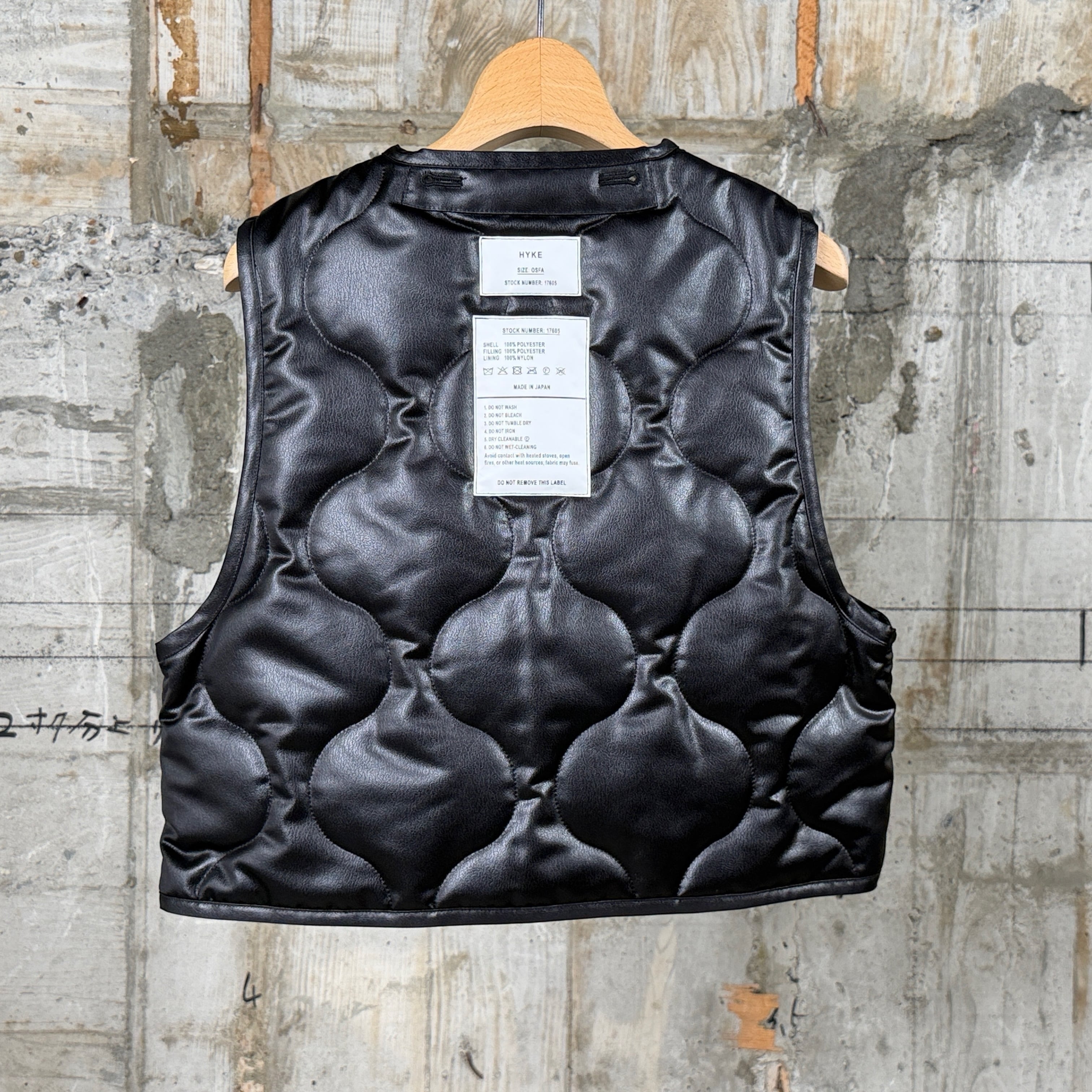 HYKE【ハイク】 FAUX LEATHER QUILTED CROPPED VEST (17605) / BLACK