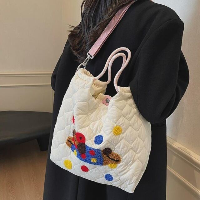 【予約販売】ショルダーバッグ キルティング 2WAY 犬 ホワイト ブラック ブルー 布 レディース 斜め掛け こなれ感 お洒落 韓国 大人可愛い トレンド