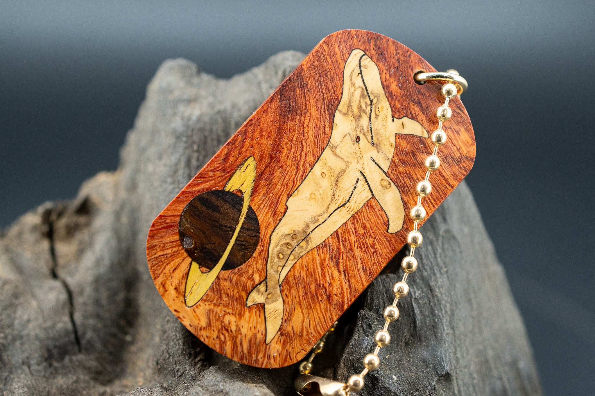 ※【朱色の銘木】 本花梨瘤 ドッグタグ 木象嵌 勇魚と惑星