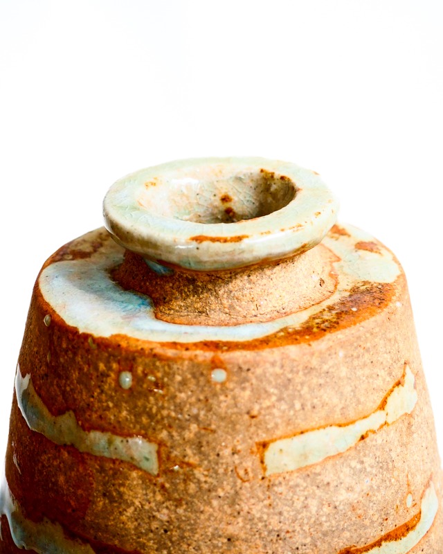 Cylindrical ceramic vase with lines