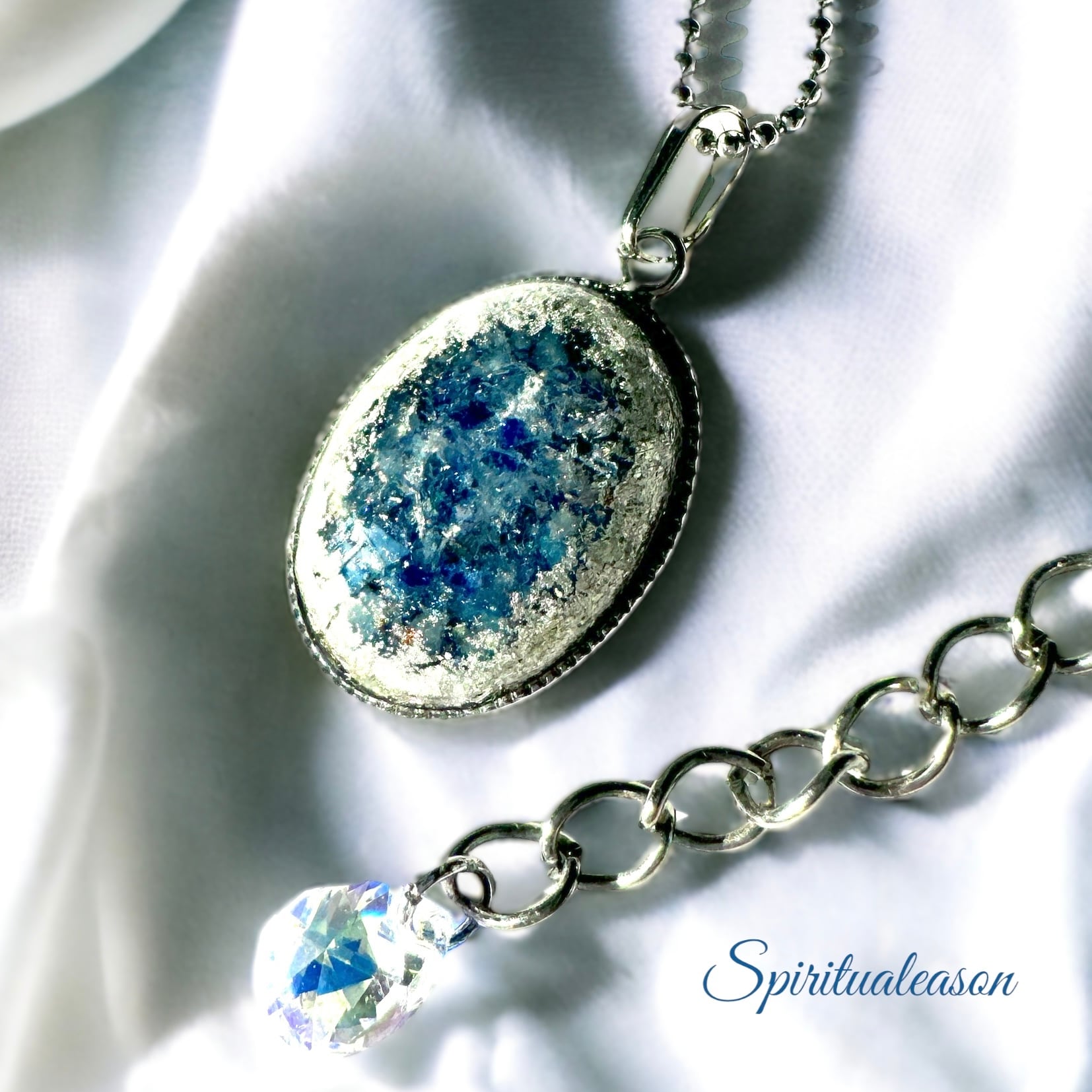 月の光を集める 懐中時計 宇宙レジン 水色菱形 月モチーフ シルバー