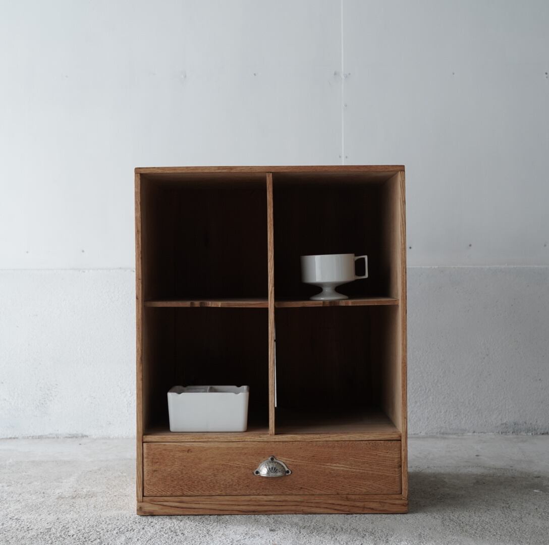 引き出しのついた木製棚