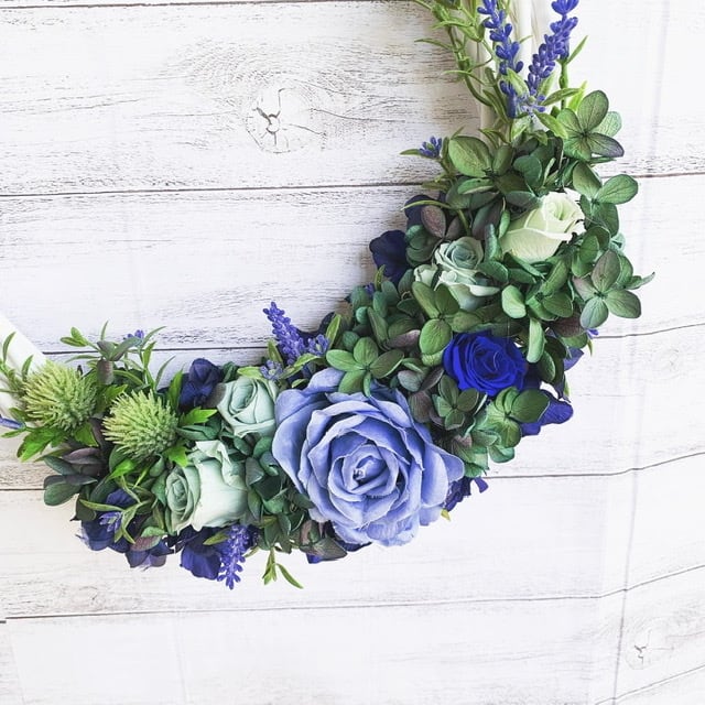 ホワイトフレームのフラワーリース / ブルー アーティフィシャル