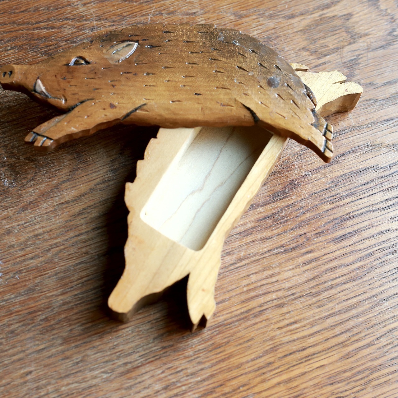 一生懸命駆ける、味わいあるイノシシの小物入れ