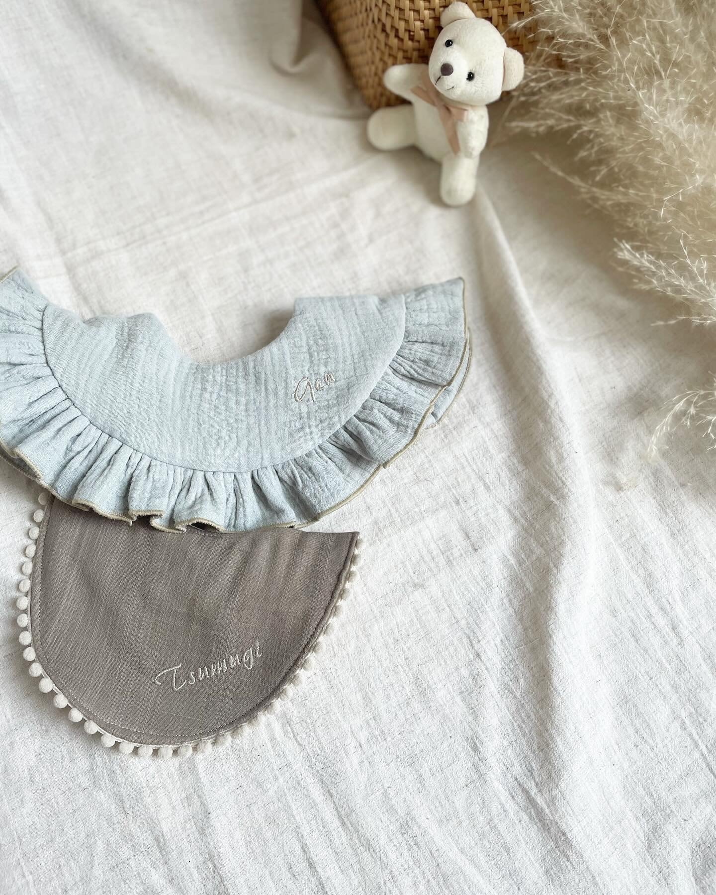 人気No. 3】全6色 ふんわりフリル 360°スタイ名入れ刺繍 くすみカラー