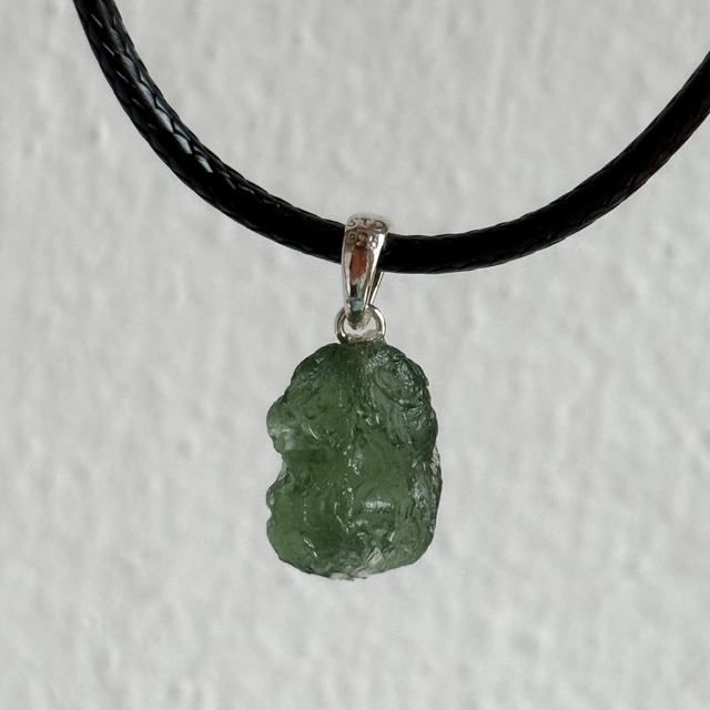 【本場買い付け】【最高品質】【希少石】モルダバイト　ペンダント（革ひも　or　チェーンつき　☆選べます）　NO.2