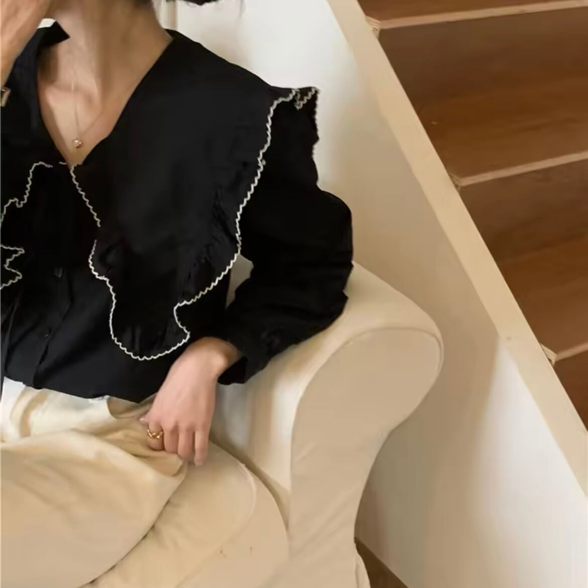 フリルビッグカラーブラウス