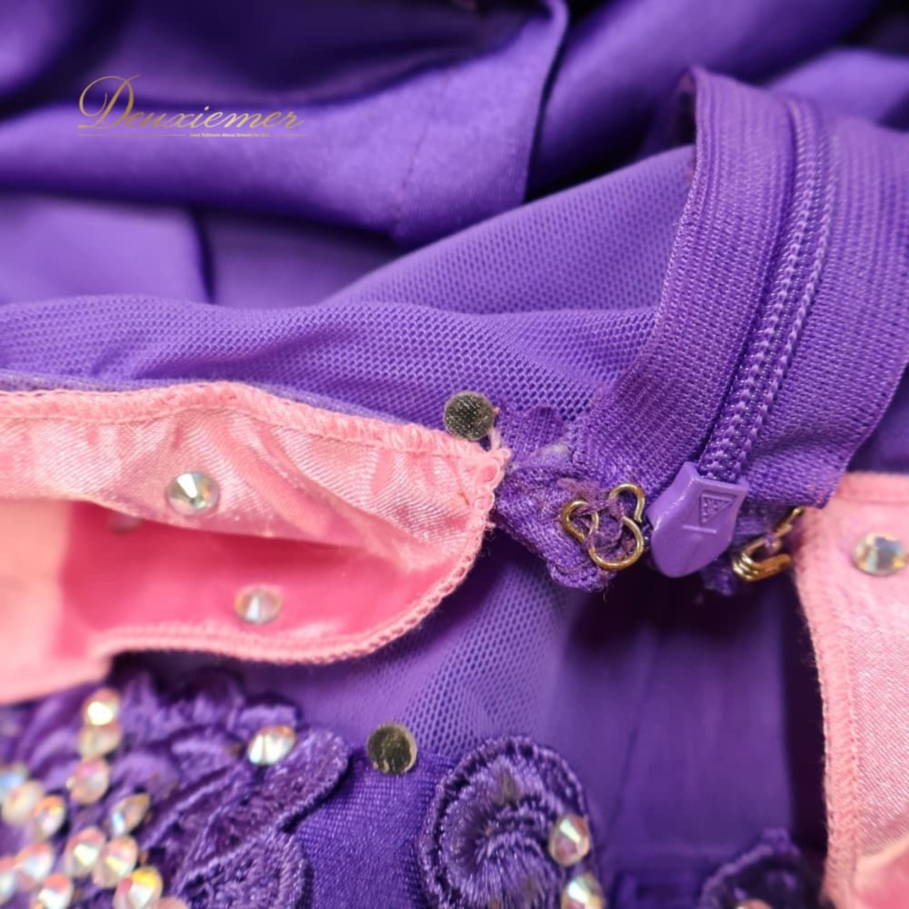 社交ダンス 衣装 ラテン ワンピース ドレス ピンク系 フリル 光沢 華やか アーム アームカバー チョーカー ラインストーン 装飾 キラキラ かわいい ダンス衣装 イベント ステージ パーティー ダンスパーティー おしゃれ