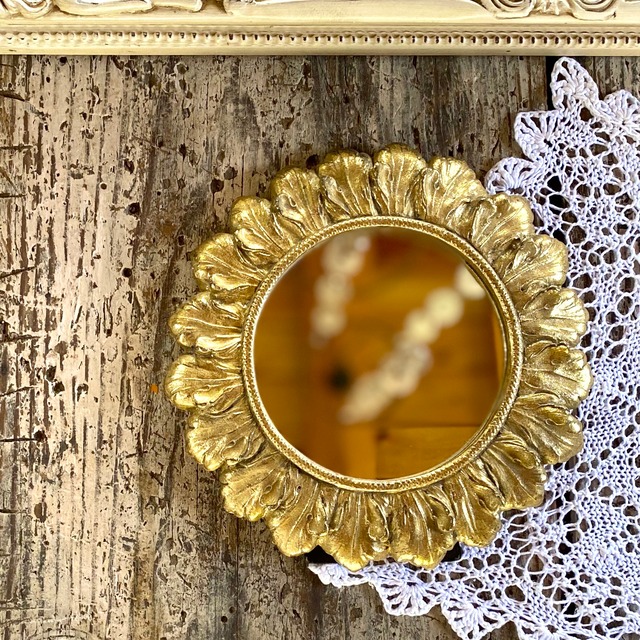 ゴールドカラーのミラー