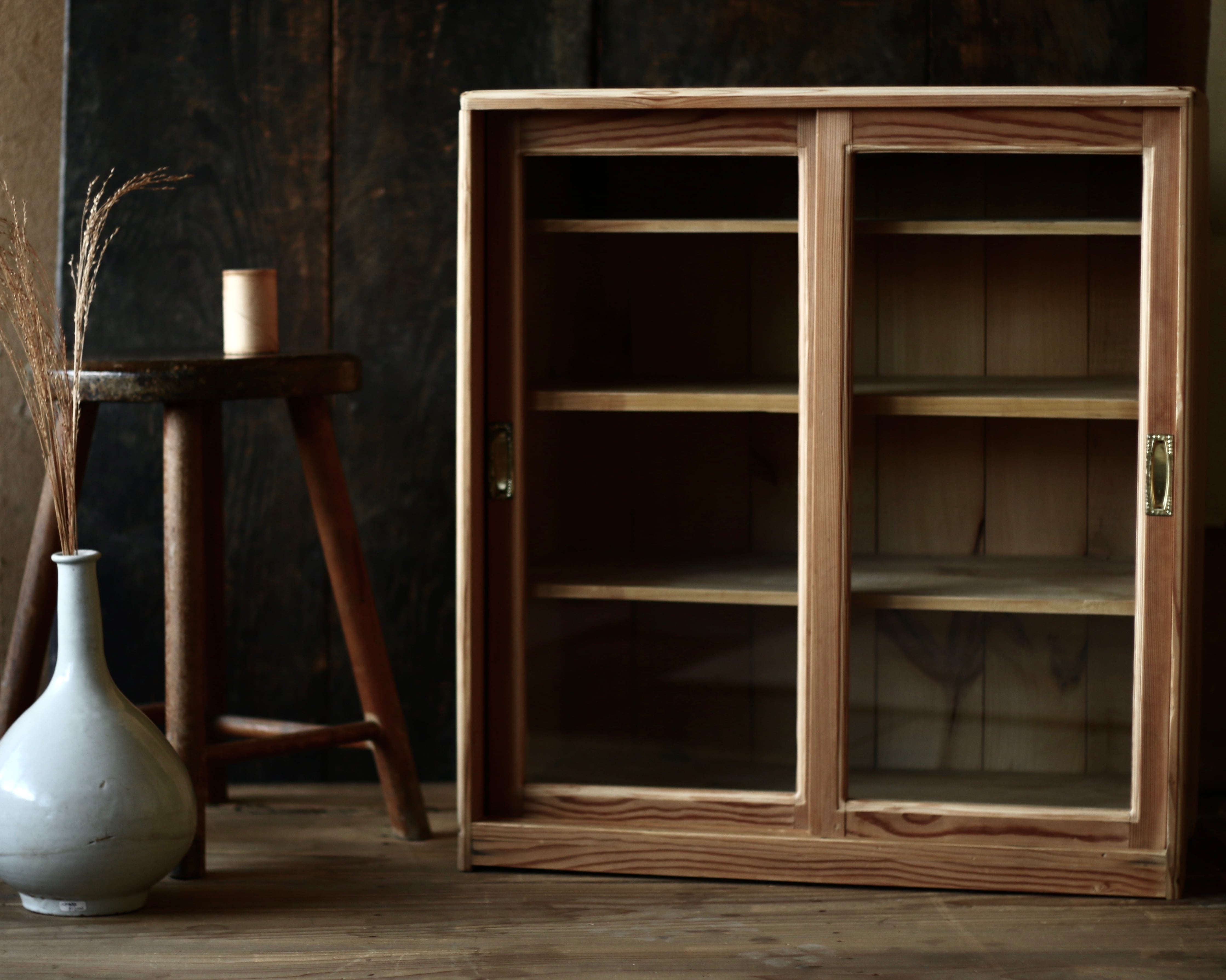 ガラス戸棚《古家具 食器棚 飾り棚》