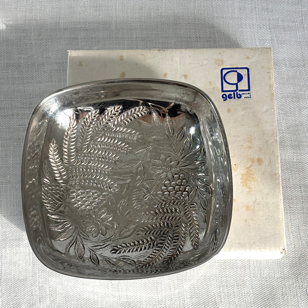 シルバーの小物入れ　植物柄エンボス　gelb社製　シルバープレート　12otec11