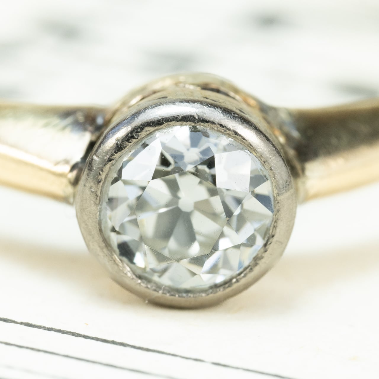 K18 イギリスアンティークリング~澄んだ透明感と虹彩が踊るオールドヨーロピアンカットダイヤモンド~ソリテールリングDR00737