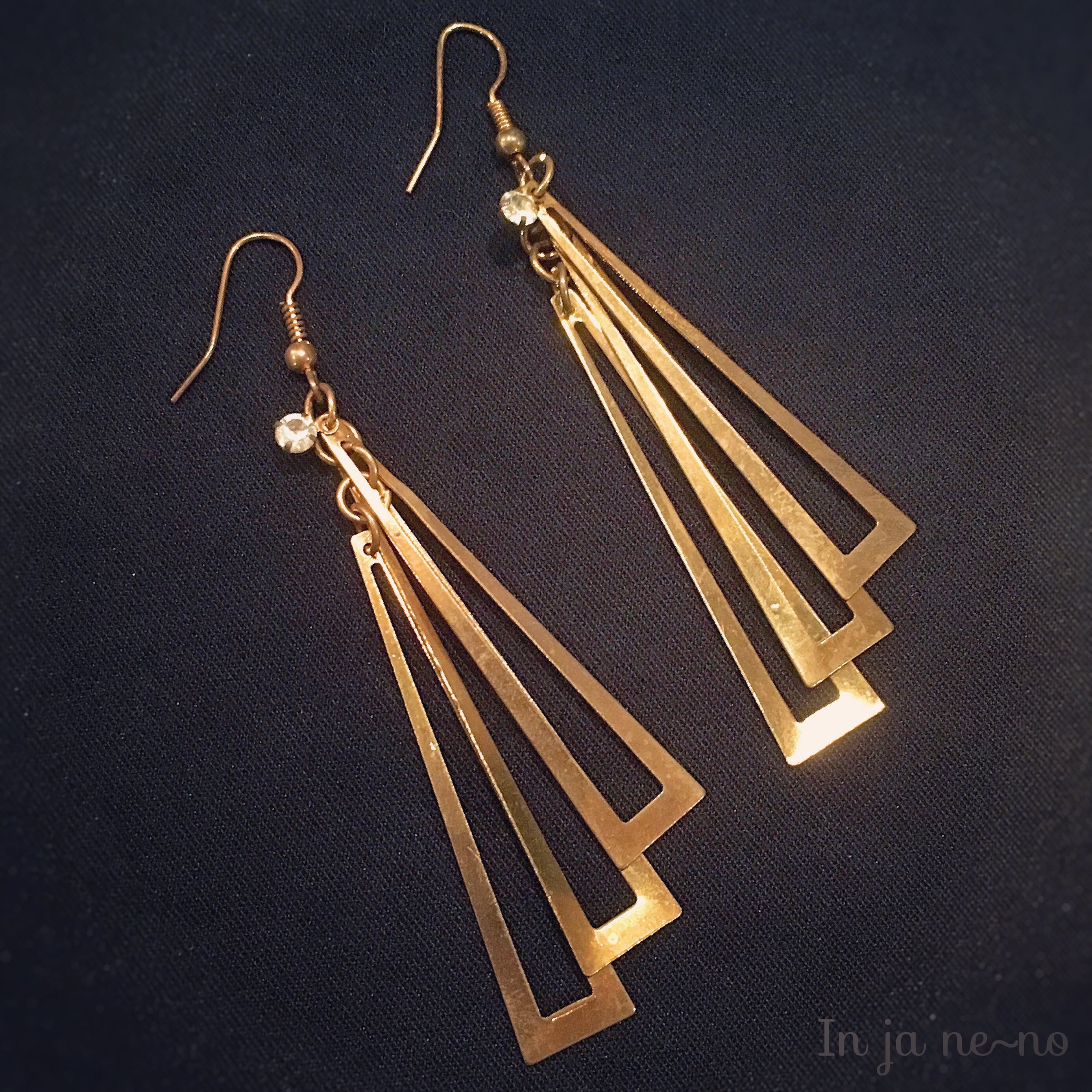 揺れるピアス ／ ゴールド 3連 三角 トライアングル | injaneeeno