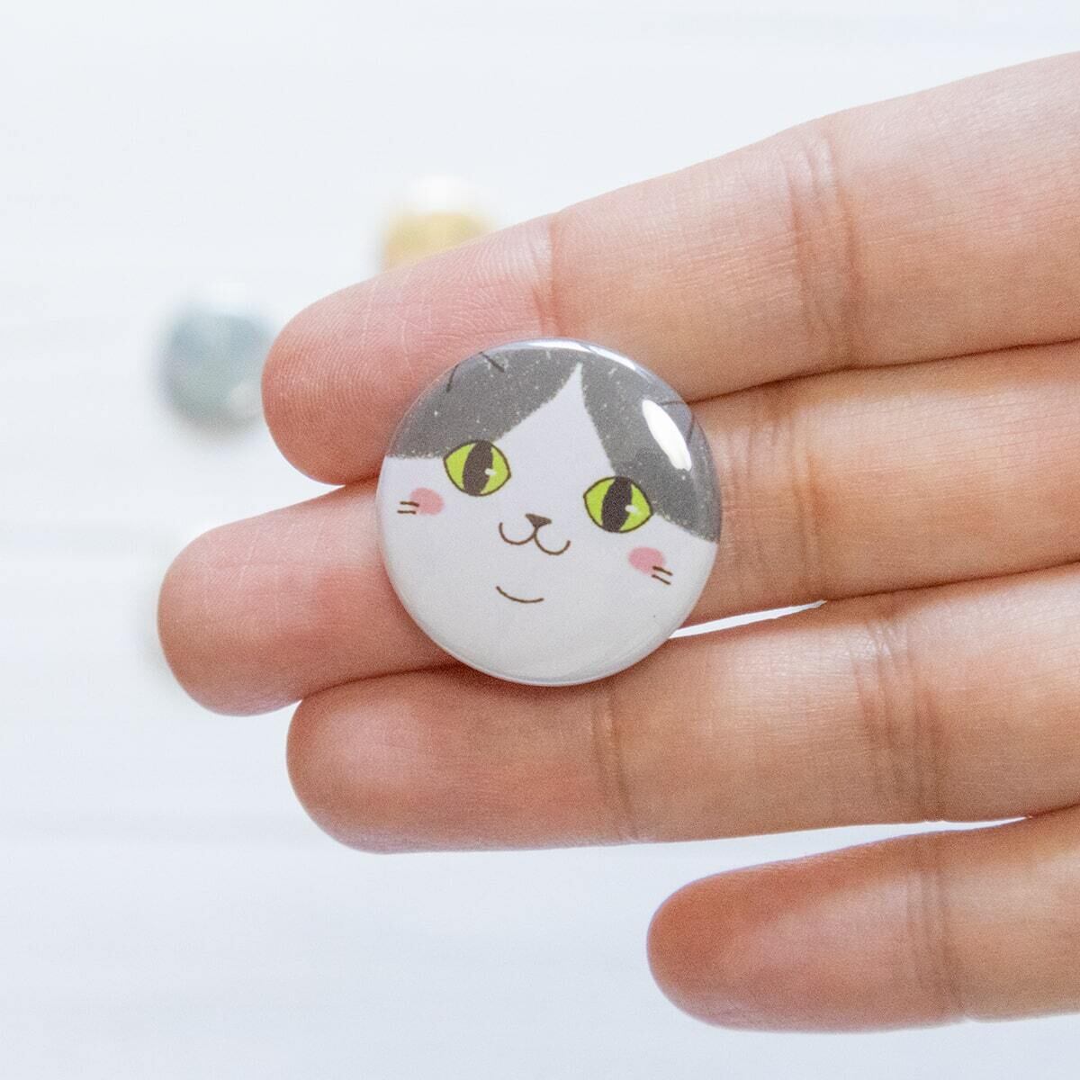 豆缶バッジ 25mm 小さめ / グッズ 缶バッジ ねこ 顔 アップ イラスト