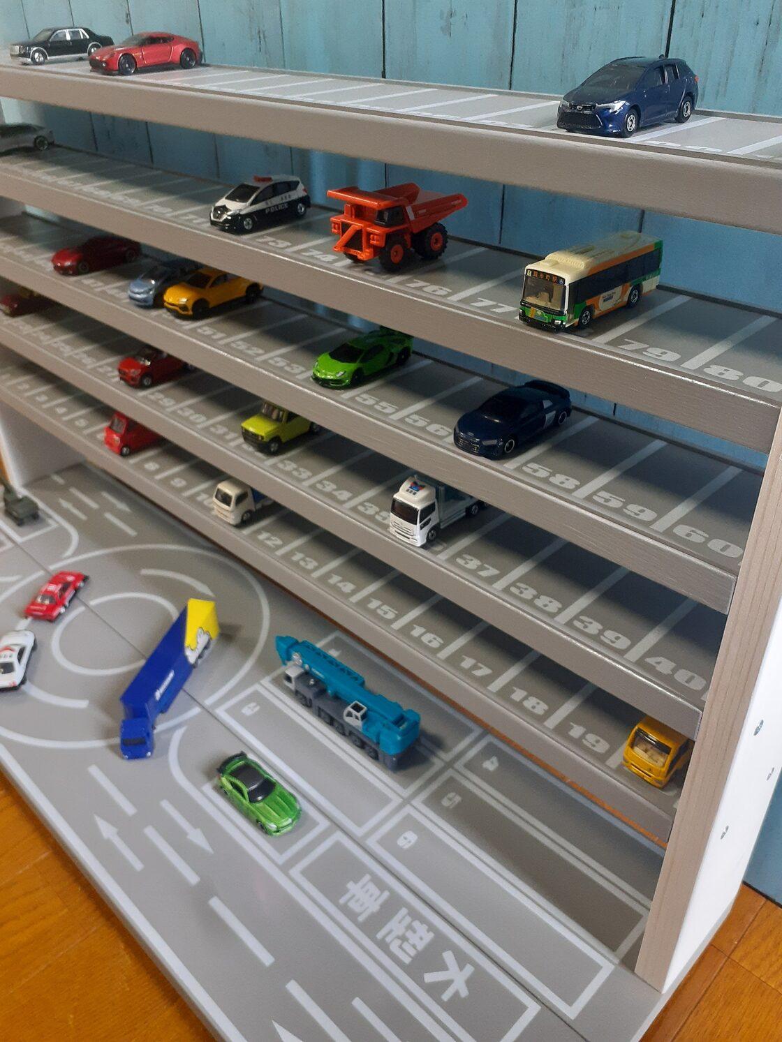 組み立て済み改良版6段100台ロングトミカ仕様自作ロータリー交差点付き  