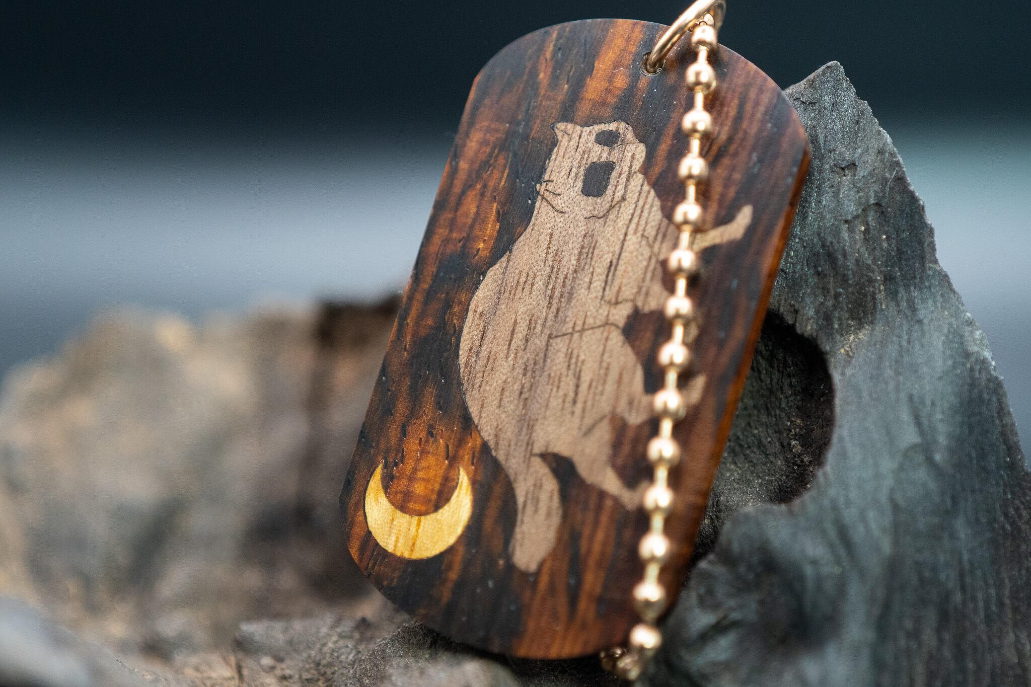 【 エスニックなローズウッド 】ココボロ 糸縮み杢 ドッグタグ 象嵌 三日月とたぬき