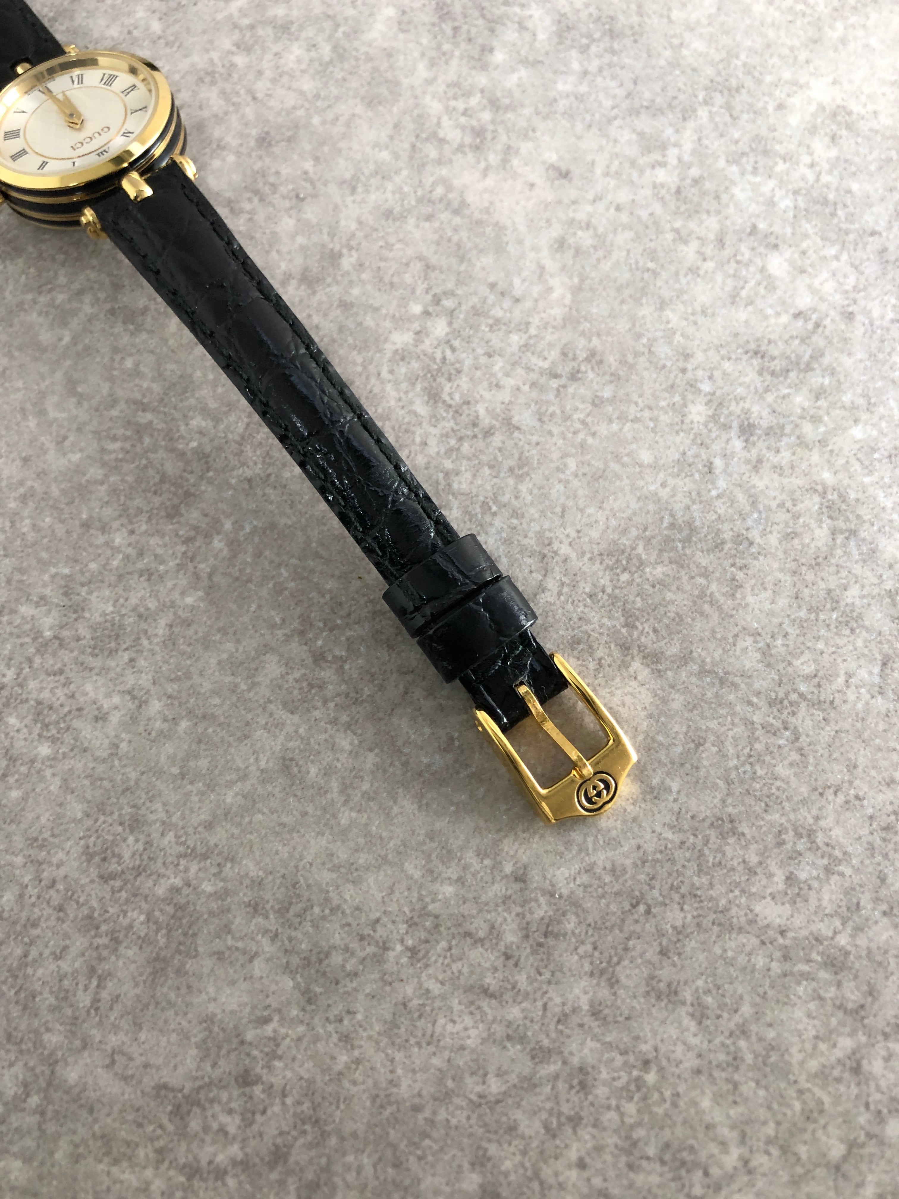 GUCCI グッチ 腕時計 ゴールド ブラック ラウンドフェイス レザー
