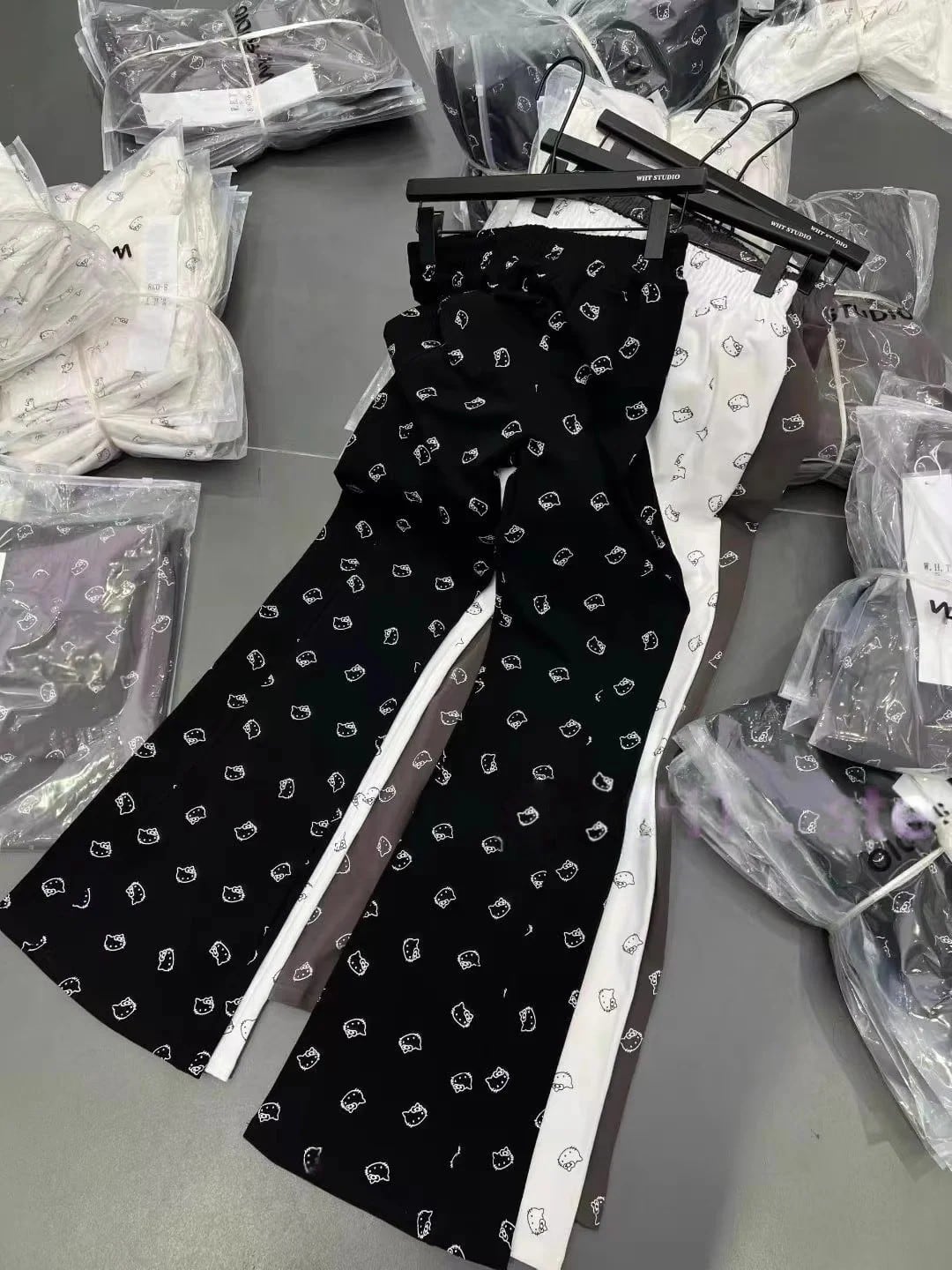 漫画キティ黒フレアワイドレッグパンツ女性のカジュアル春秋快適なスウェットパンツアウトドアウェアスポーツウェア