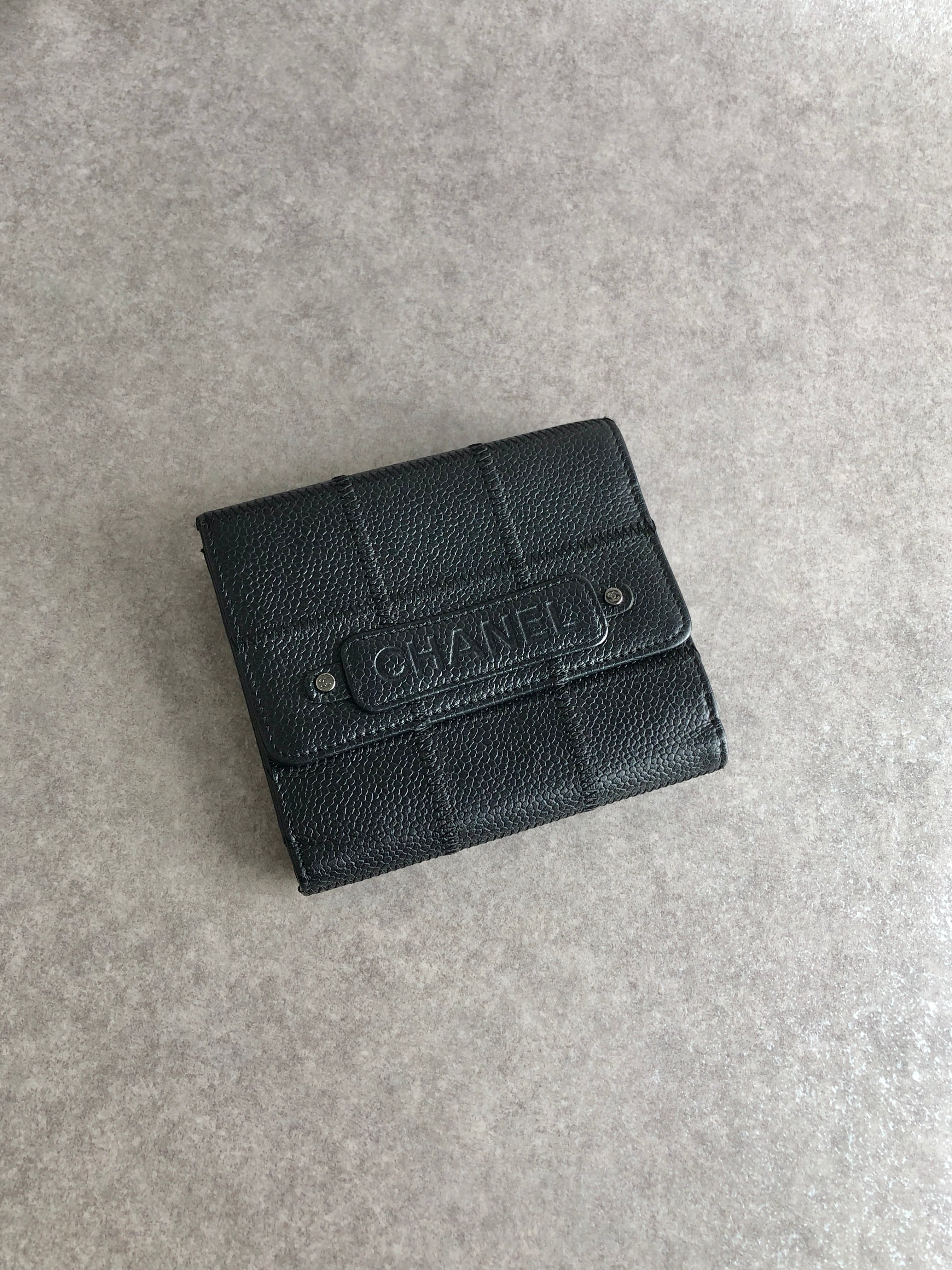 CHANEL 二つ折り 財布 チョコバー CHANEL シャネル チョコバー 財布 ブラック ロゴ キャビアスキン 二