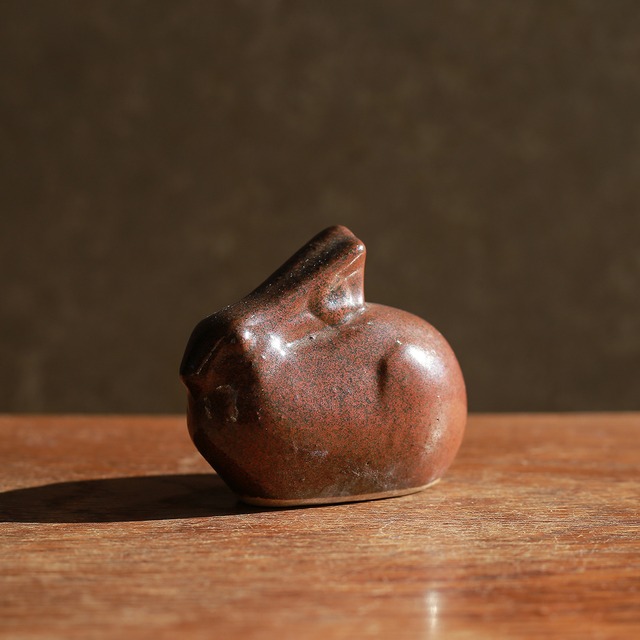 コロコロと鳴る、陶器のウサギの鈴