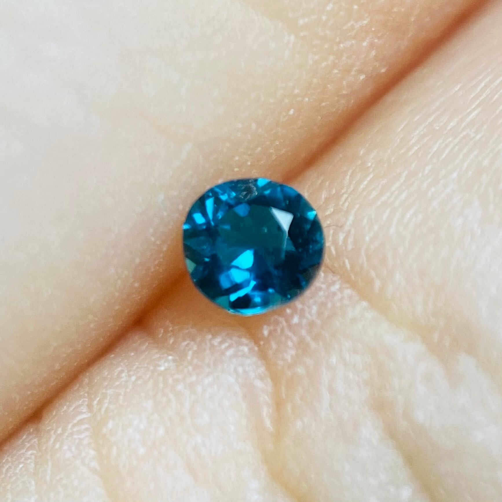 澄んだピーコックブルーのレアストーン ラズライト