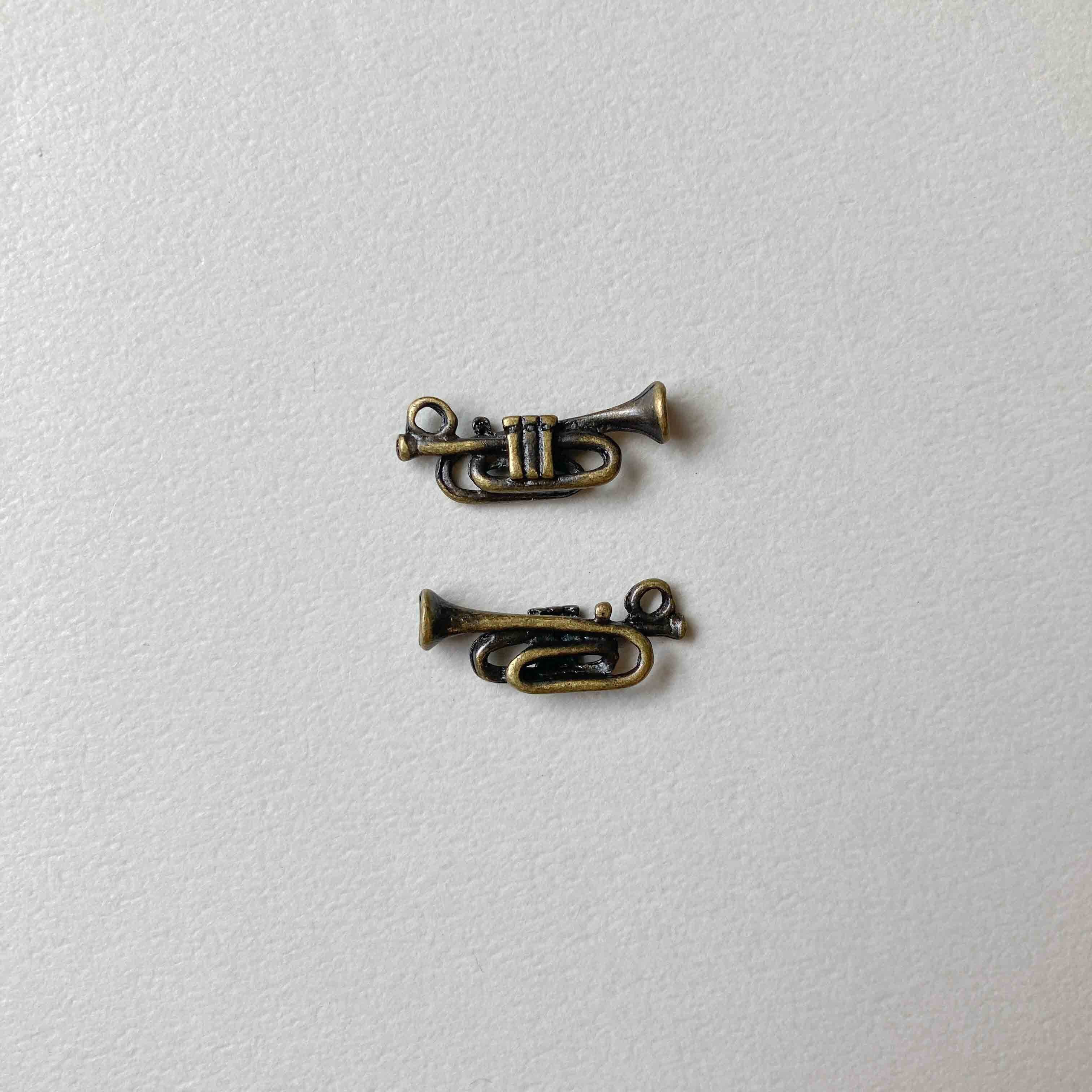 アンティーク風 立体トランペットチャーム | Dua-アクセサリーパーツ