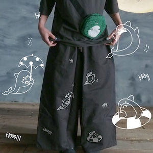 【会話のきっかけ服。】「そのサメ、かわいい!!!」で繋がるワイド サメ刺繡ゆるだぼ パンツ【細身も安心の無言主張】