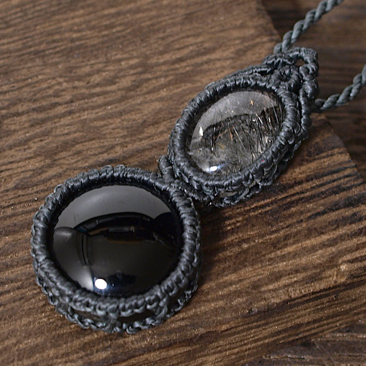 『天海』オーロラシラー入りアクアマリンとブラックアクアマリンのマクラメネックレス 天海』オーロラシラー入りアクアマリンとブラックアクアマリンの