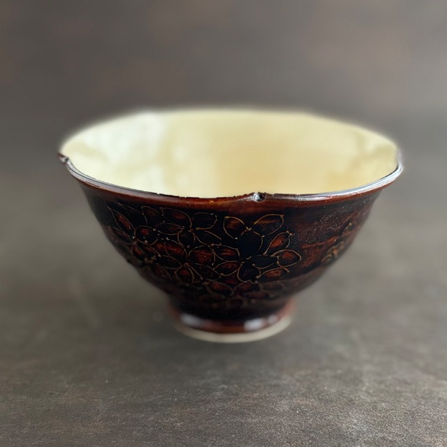 土和のルリエフ　飴釉　お花形ご飯茶碗