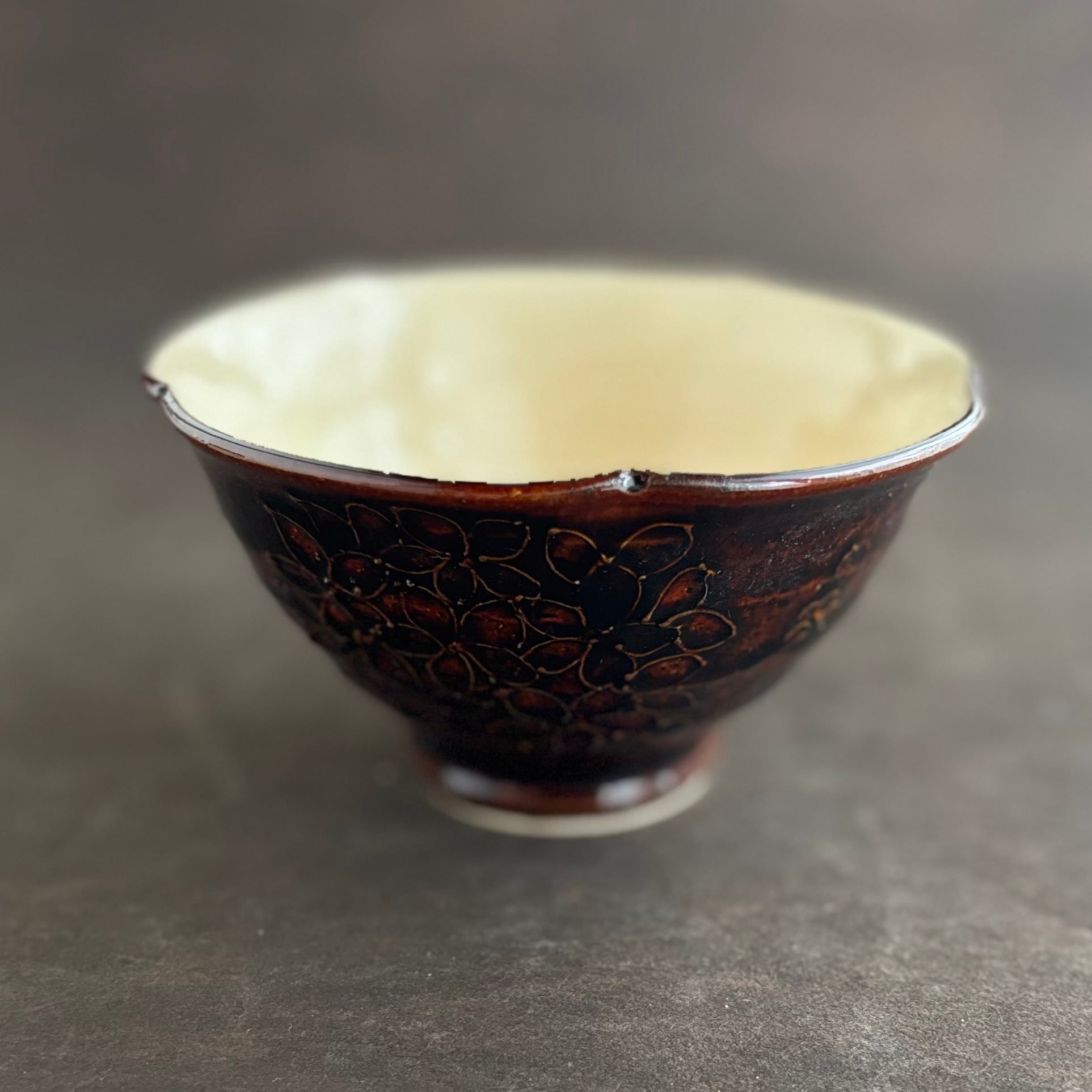 土和のルリエフ　飴釉　お花形ご飯茶碗
