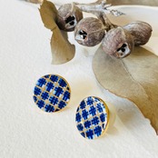 手描きの丸いタイル　ピアス/イヤリング