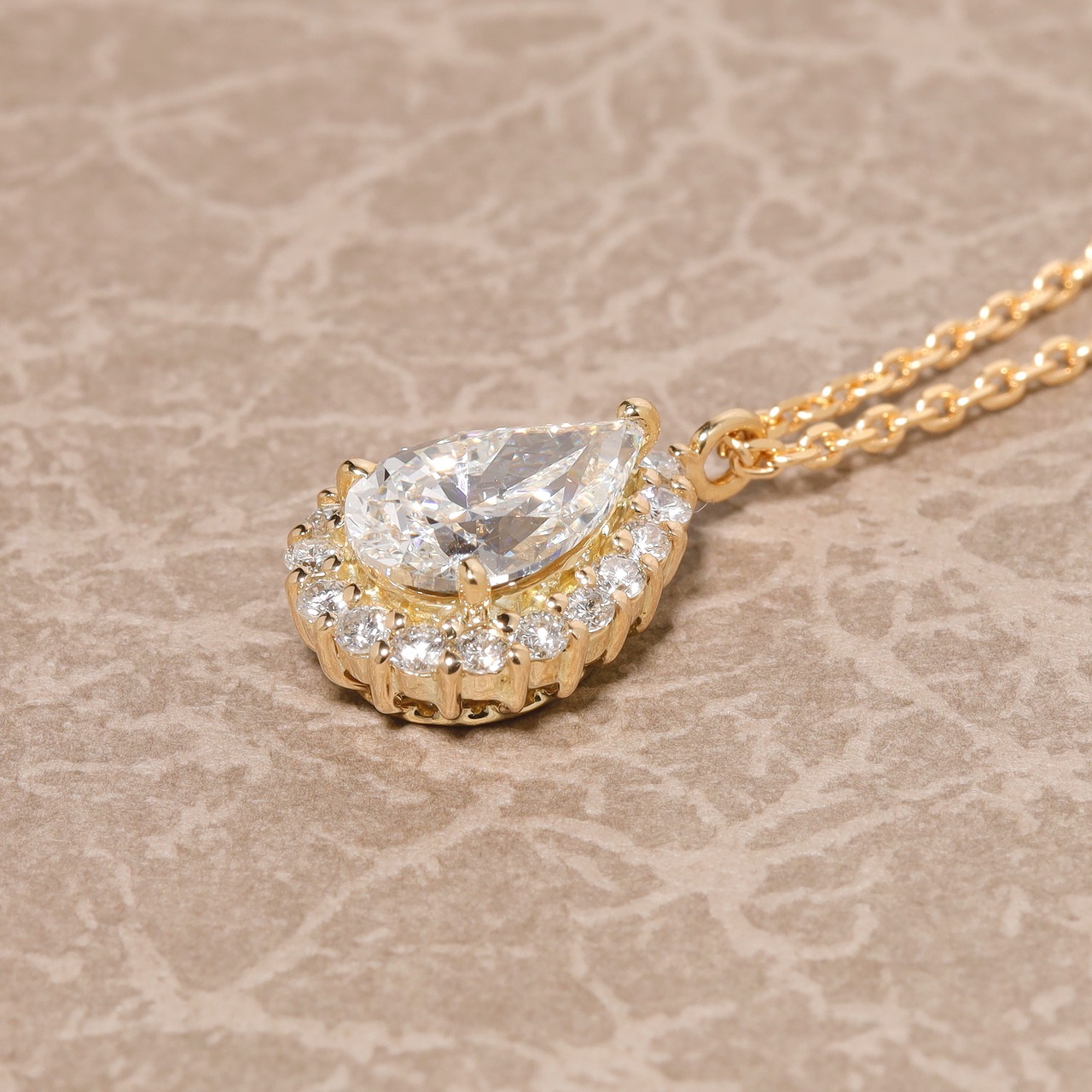 ペアシェイプ ダイヤモンド ネックレス K18 / H / SI1 / 1.009ct / 0.208ct