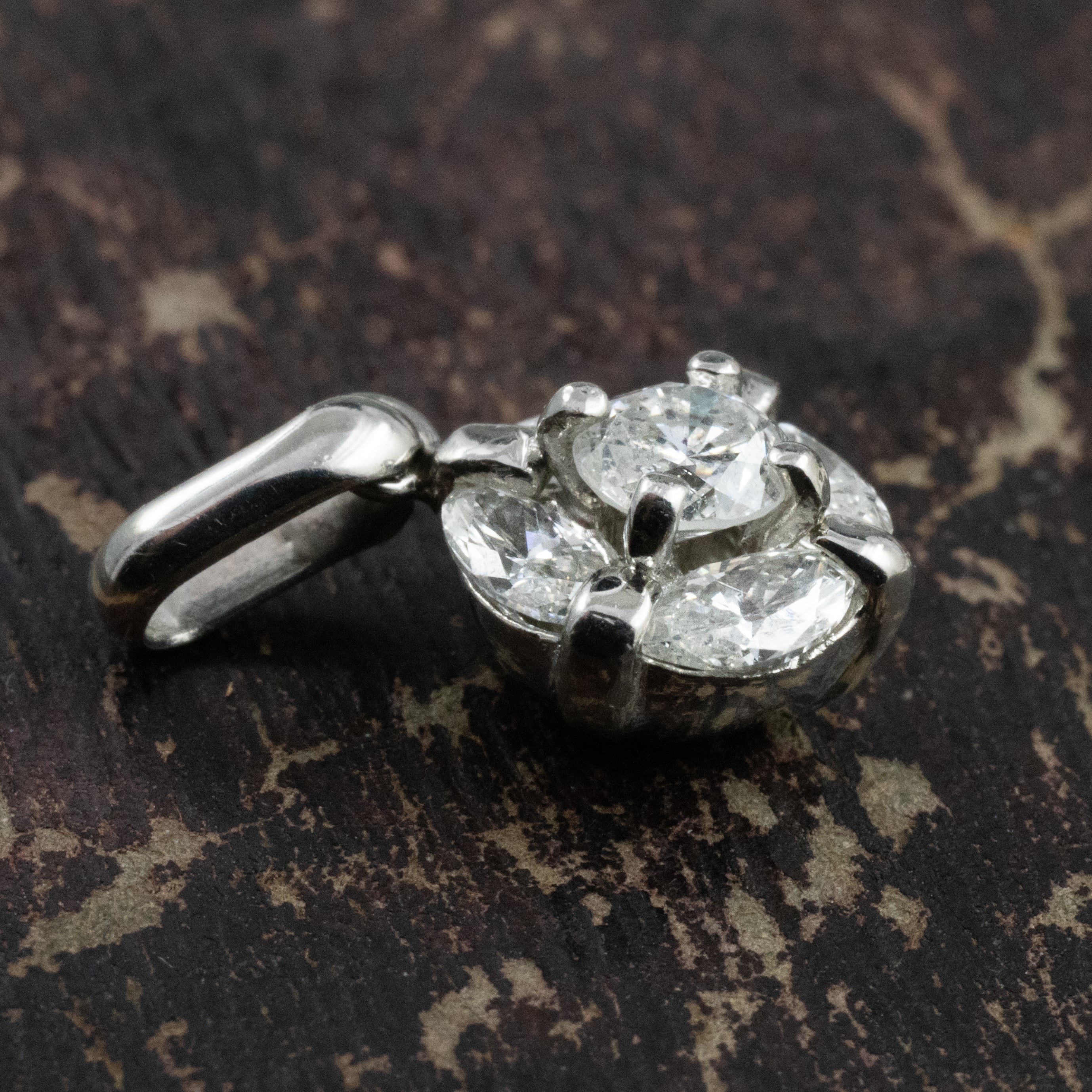 日本の作品】Pt900 ダイヤモンド 0.60ct 花 フラワー シンプルデザイン