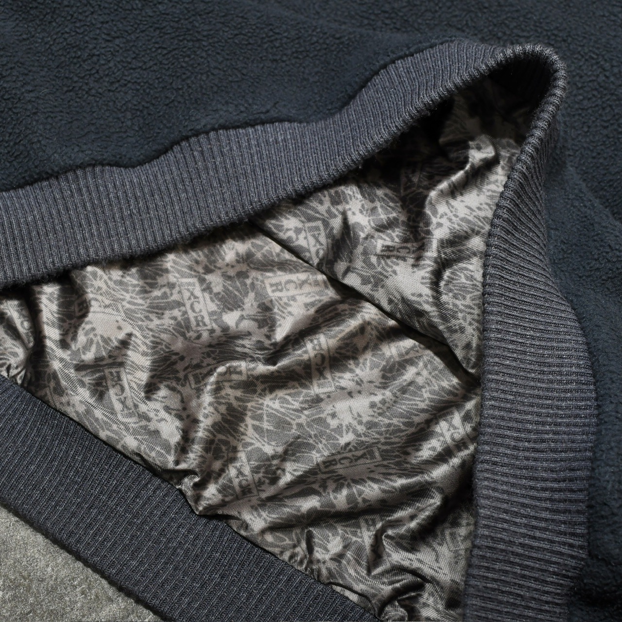 switching design fleece pullover