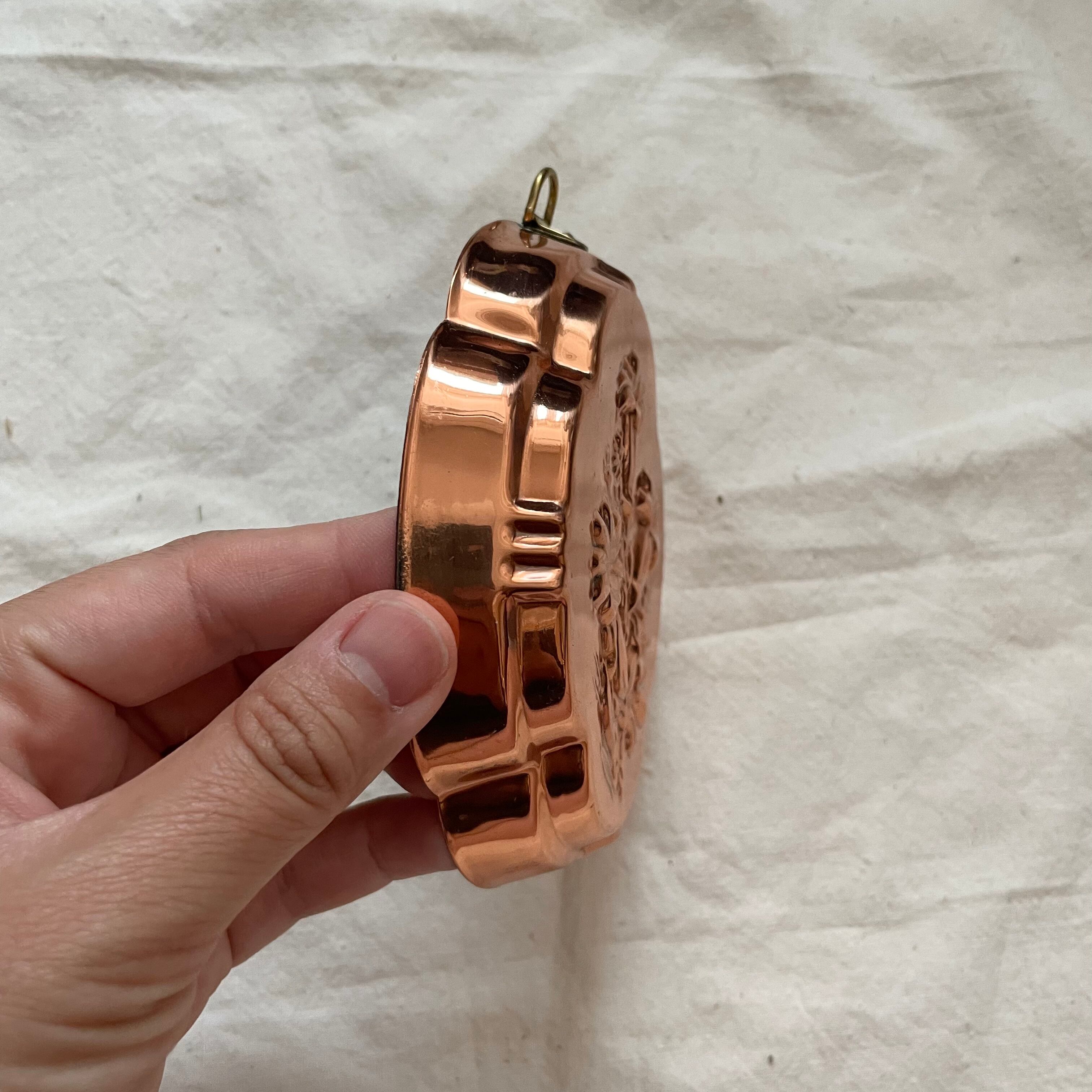 花模様の銅のモールド風壁飾り | tsuitachi craft&brocante