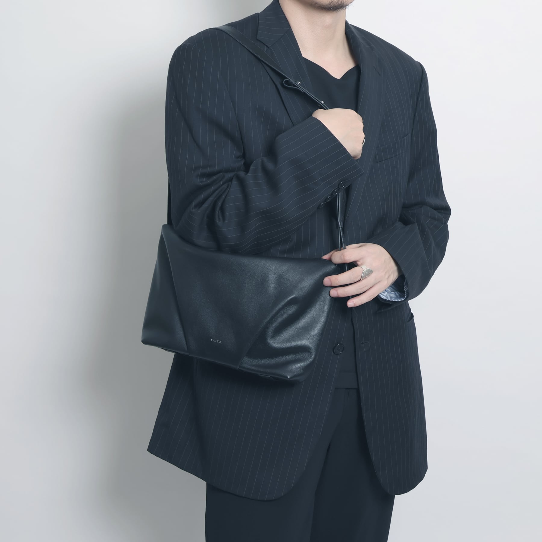 新品未使用　d.i.a 背中開き real leather fold and bend tuck 2way bag [tdht5] / Y2406ARB51