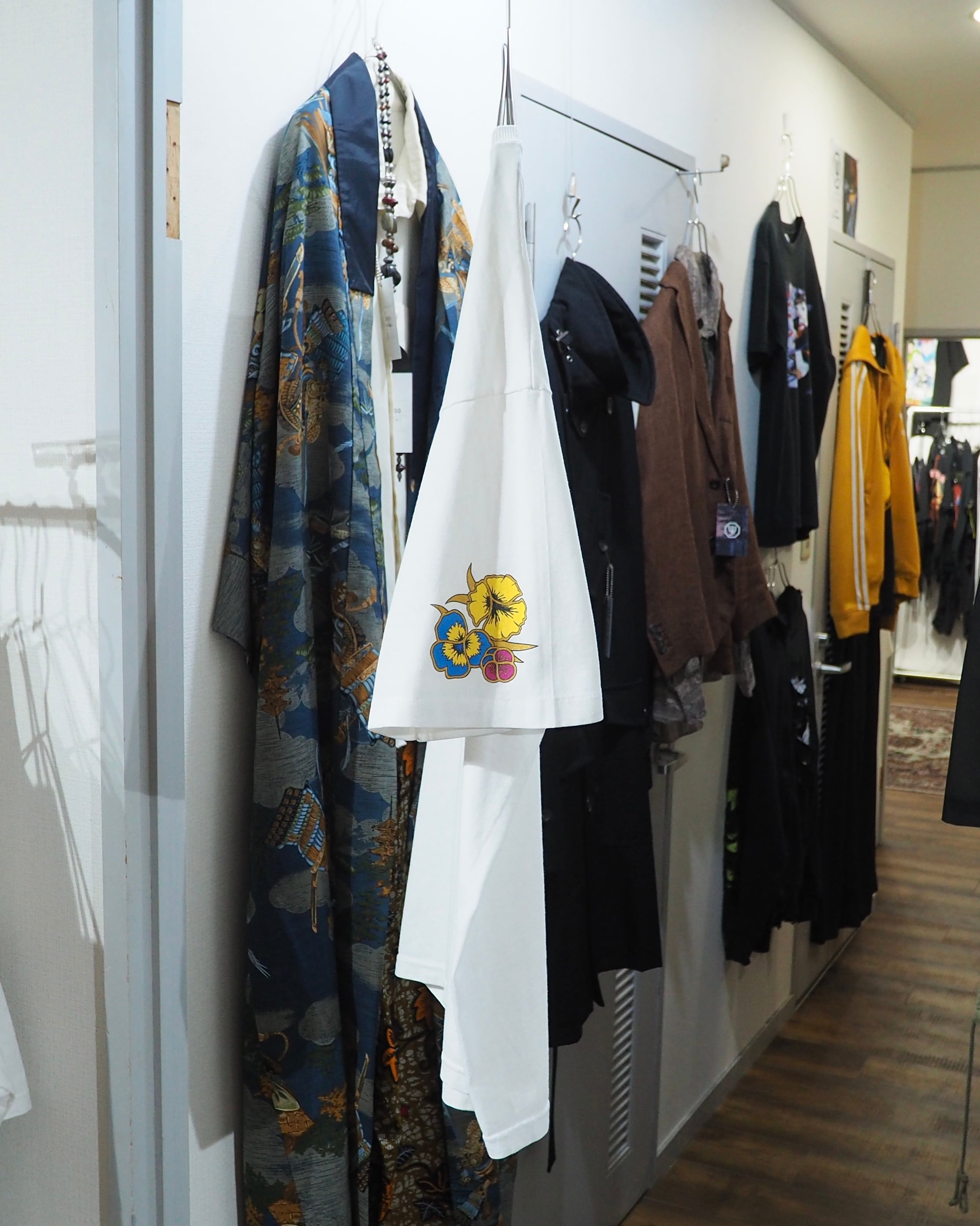 1990s ” 珍品 - Made in USA ” Beautiful Flower Double sided Printed vintage SS Tee