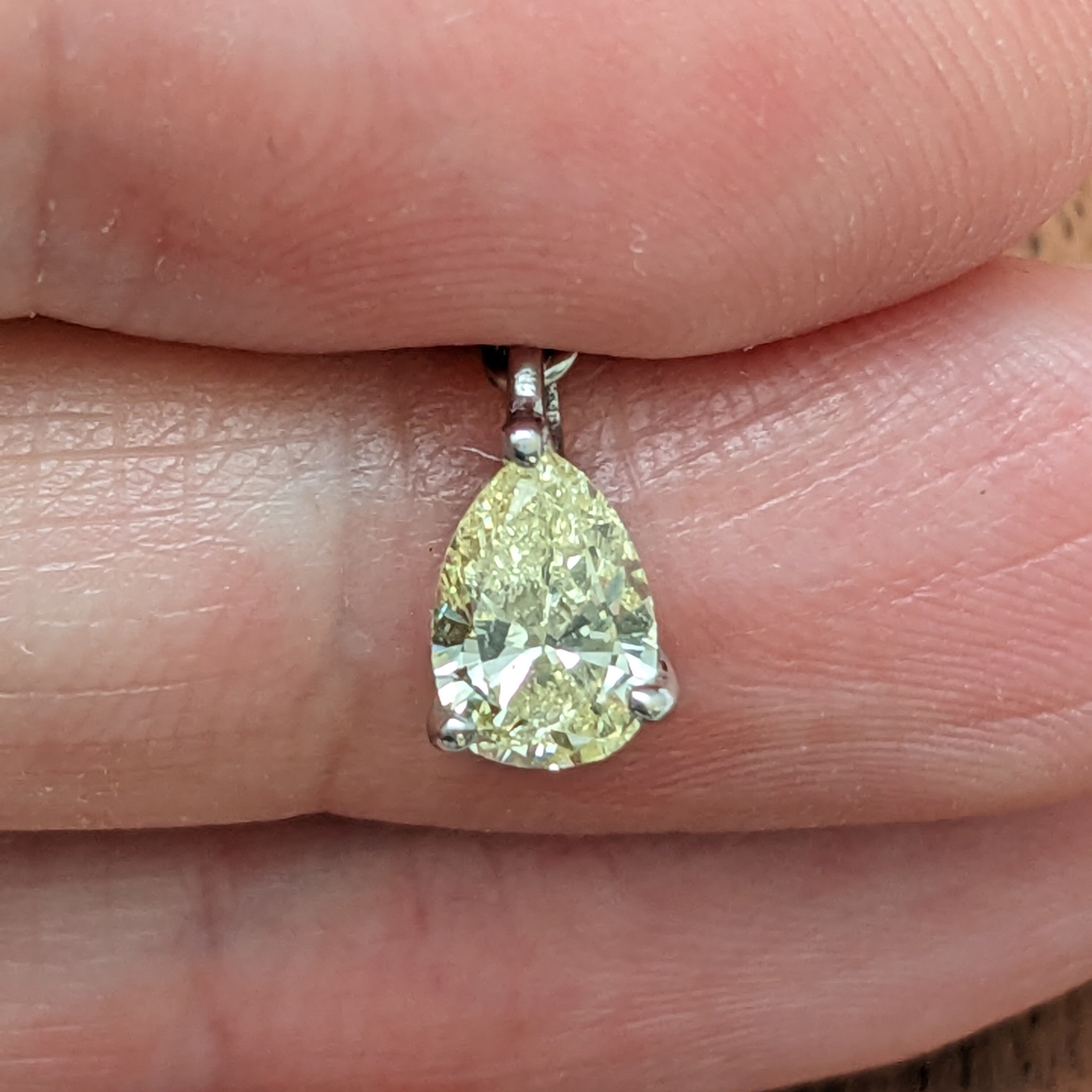 小花デザインに4つのダイヤモンドが輝くネックレス 40cm K18WG