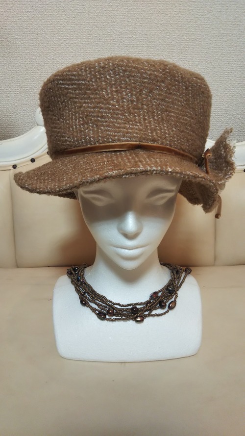 ベージュのヘリンボーンツイードのエレガントなクイーンハット ハンドメイド