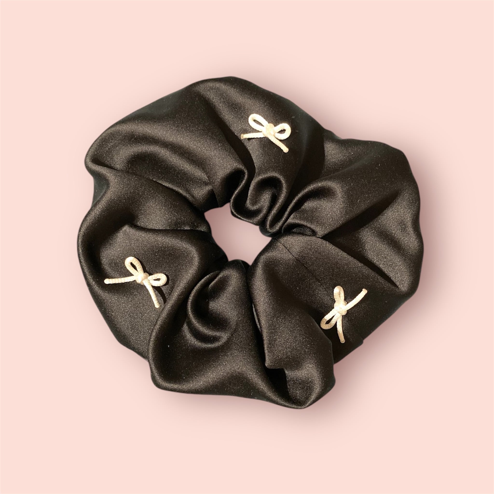 ME☆お値下げ対応します！です。シュシュ　ロゴ入り　リボン　ブラック お仕事にもぴったり！ブラックレースサテンママシュシュ♪