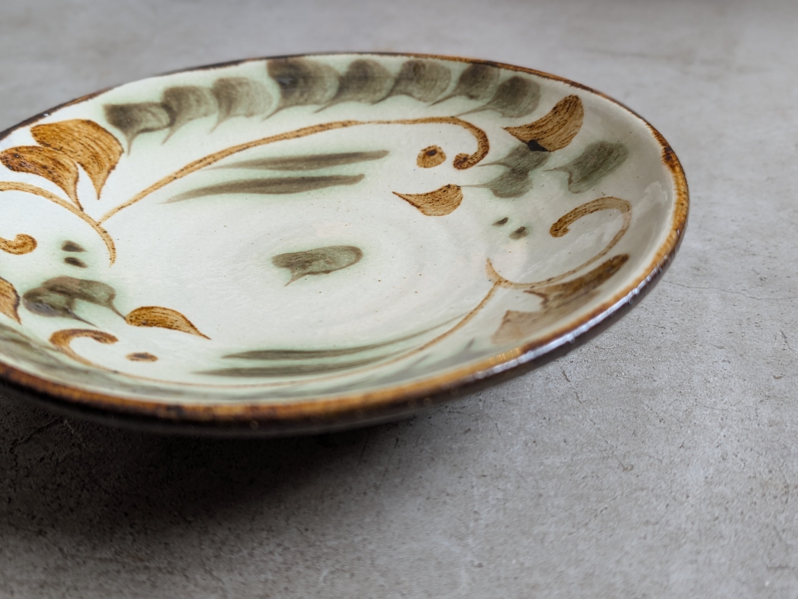 やちむん 皿7寸（染付唐草・緑） | やちむん工房 與那嶺 | inoya