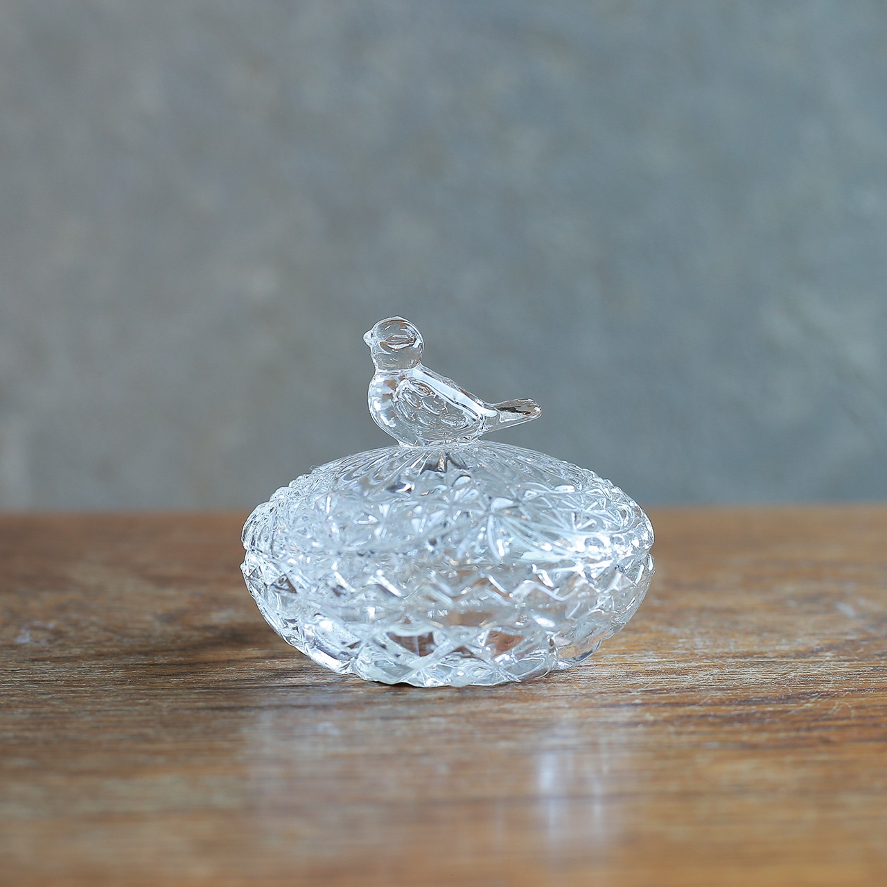 小さな鳥が住む、ガラスの小物入れ