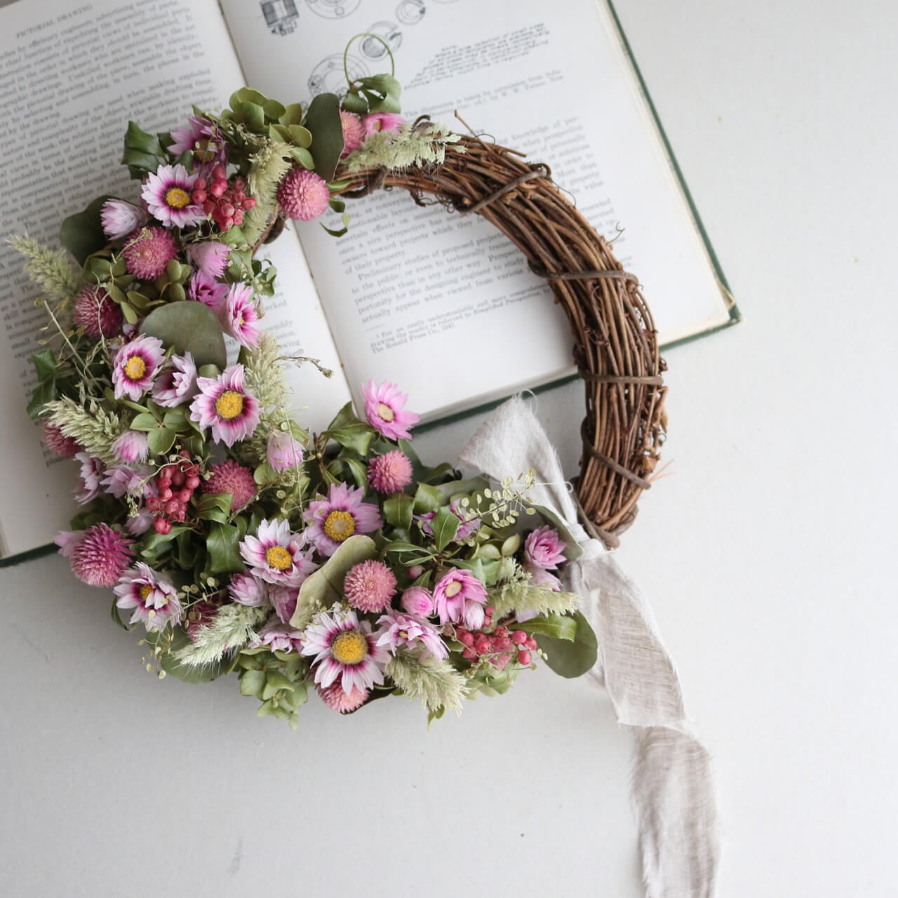 ピンクのハーフムーンリース ＊ ドライフラワー / 誕生日 ギフト 母の