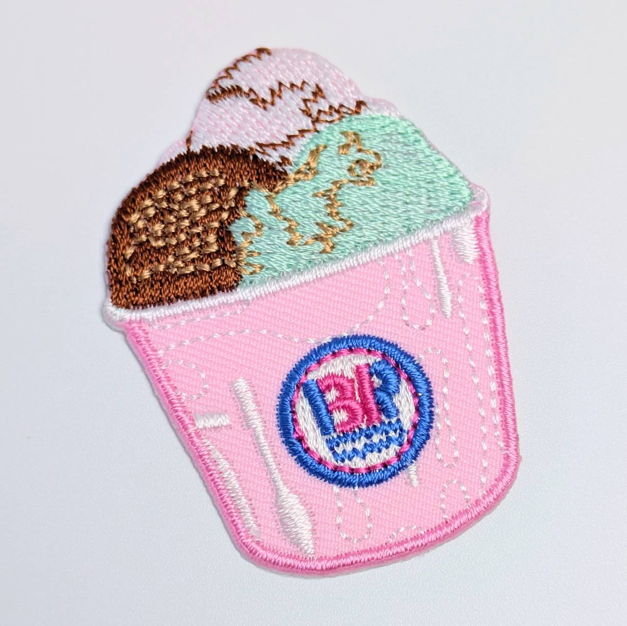 送料無料！ ★刺繍アイロンワッペン★【 Baskin-Robbins （バスキン・ロビンス）】 31アイスクリーム ・サーティワン   〚アメリカン雑貨 アメトイ〛