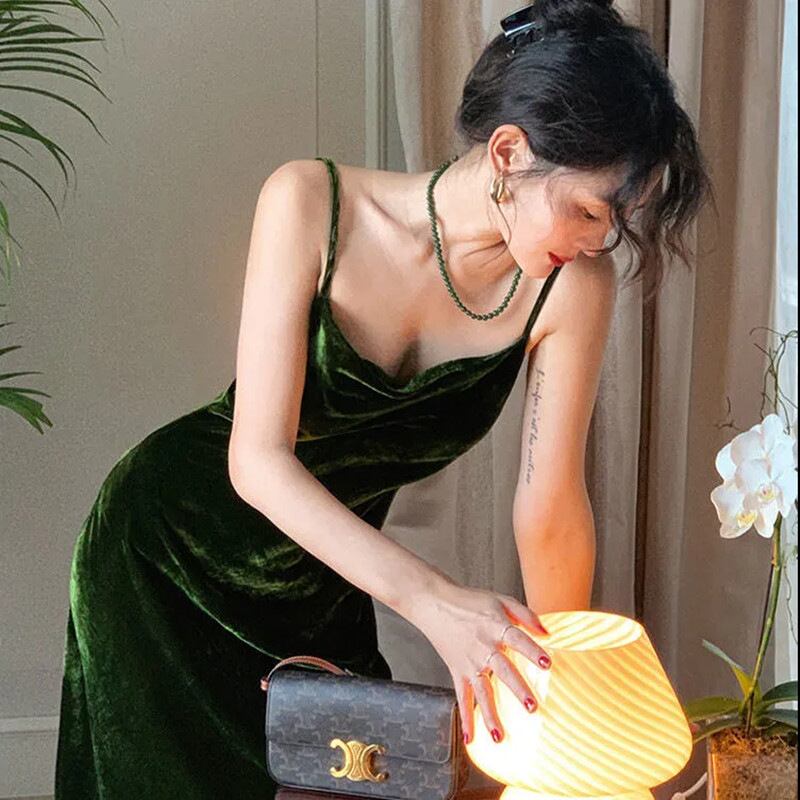 【新作】【送料無料】 フレンチウエストサスペンダードレス女性のための春と秋の新しいレトロなミッドレングススカートベルベット多用途ボトスカート 0289391720454