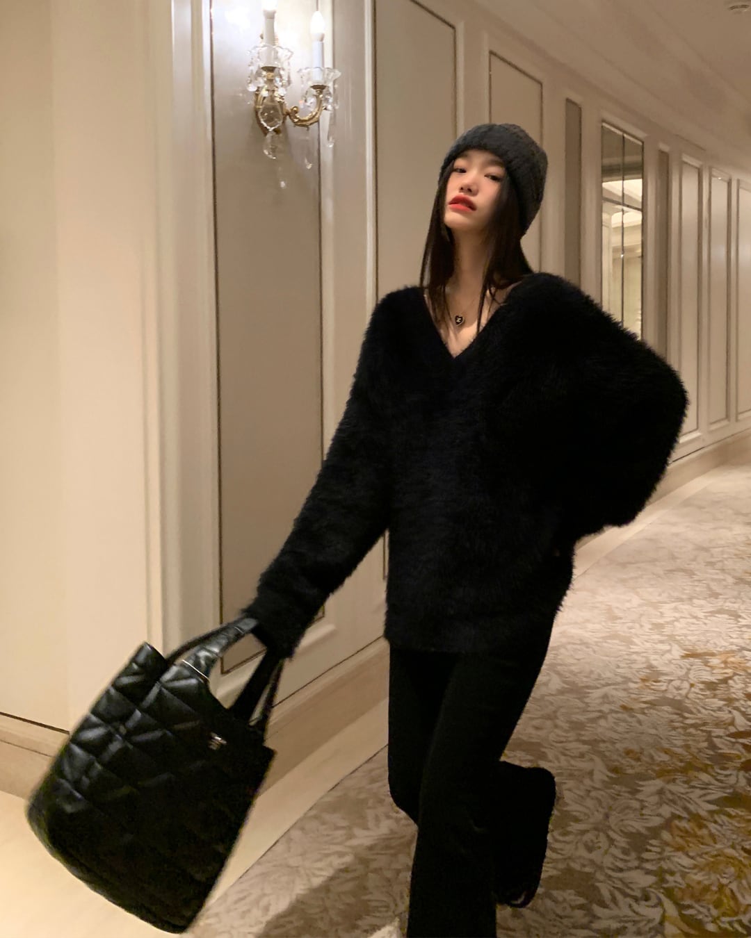 Vネックファーニット A24483