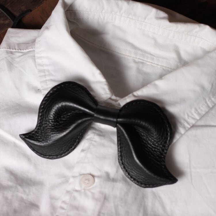 レザーひげ型蝶ネクタイ 大