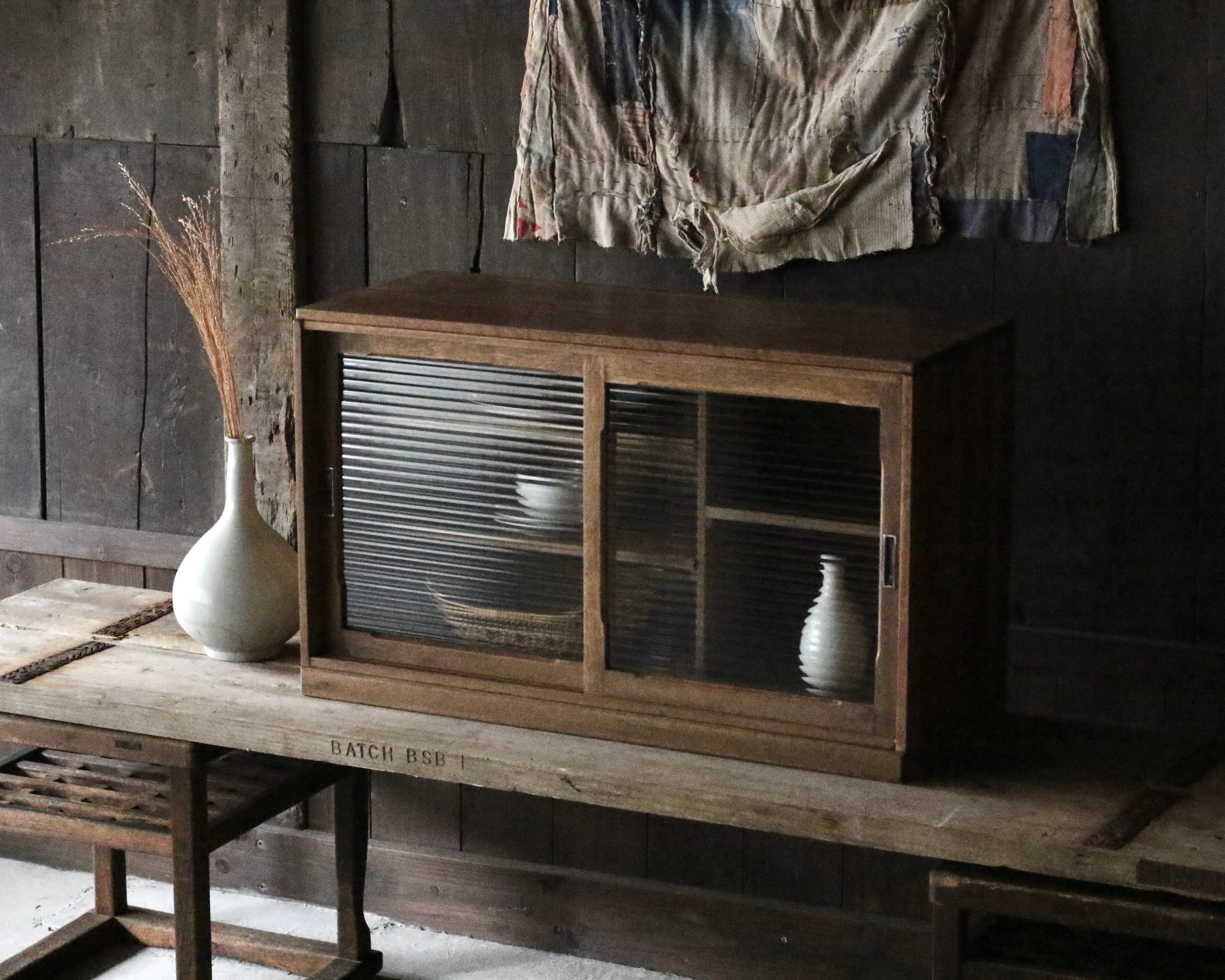 楢のモールガラス戸棚《古家具 食器棚 ショーケース 飾り棚》